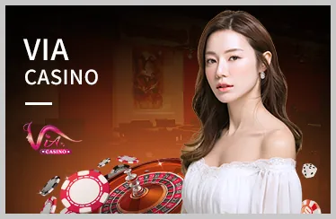 Quả bóng rổ bay vào rổ trên sân đấu